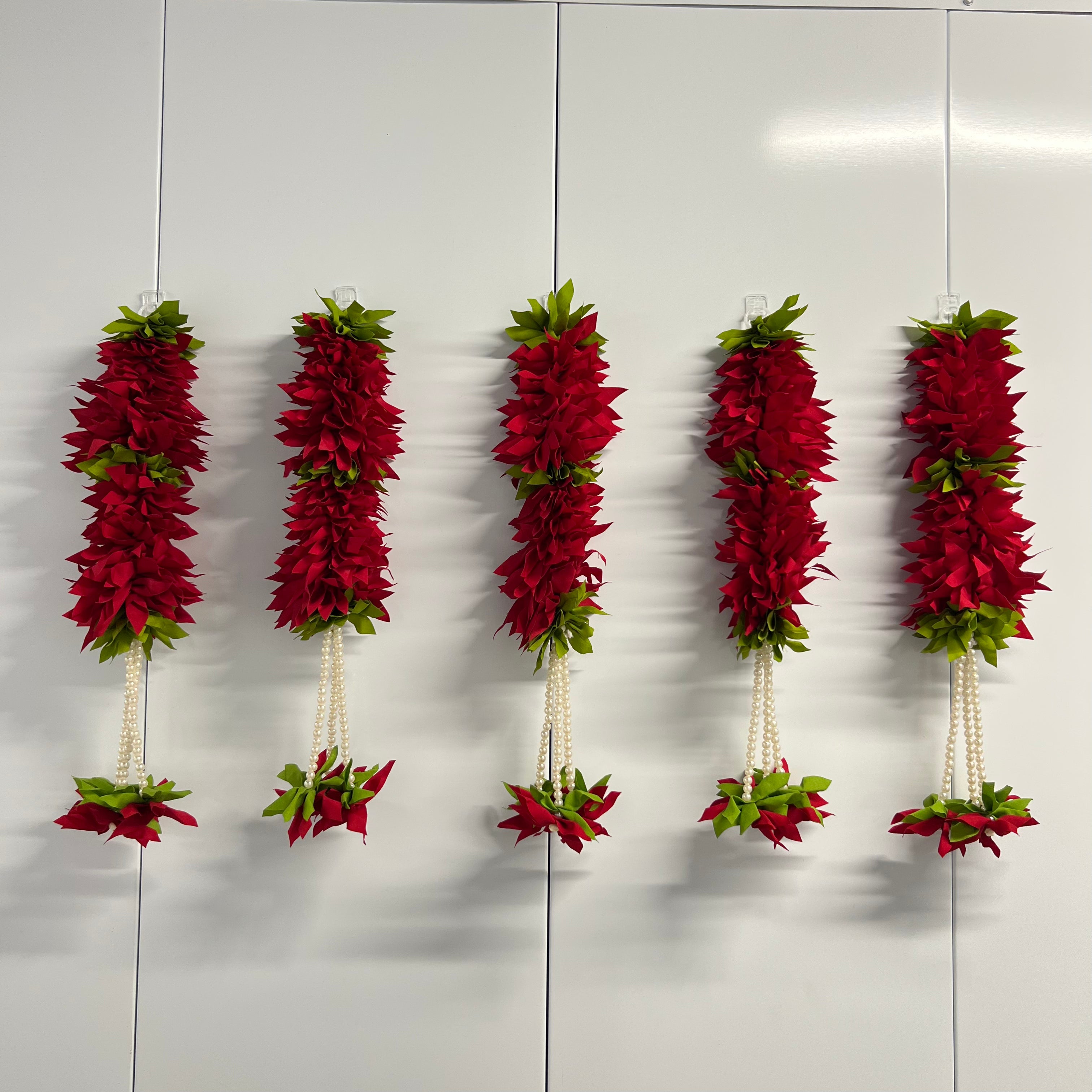 Petites fleurs en tissu de 38 cm avec guirlande de perles - Rouge