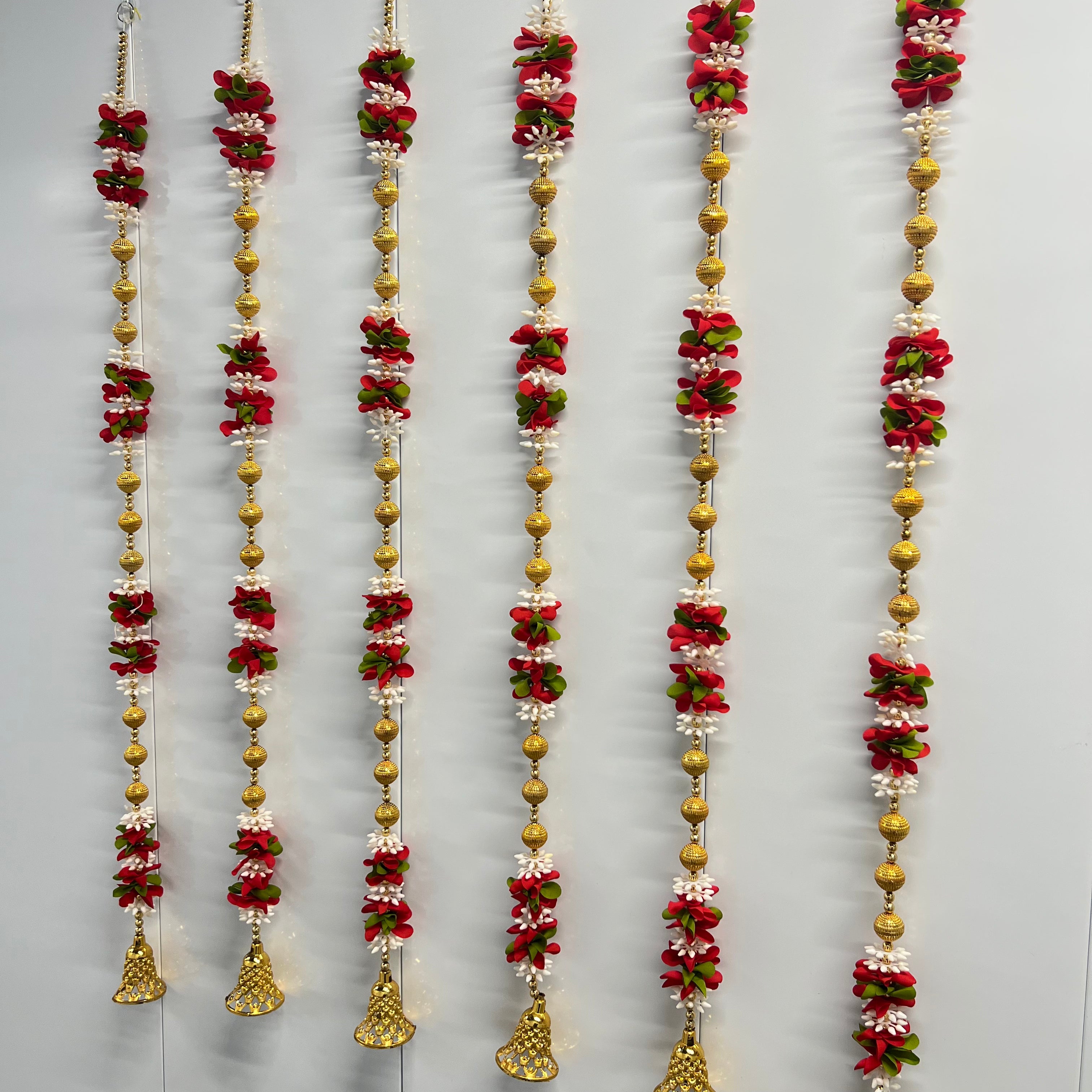 Guirlande florale rouge de 1 mètre 06 avec clochettes