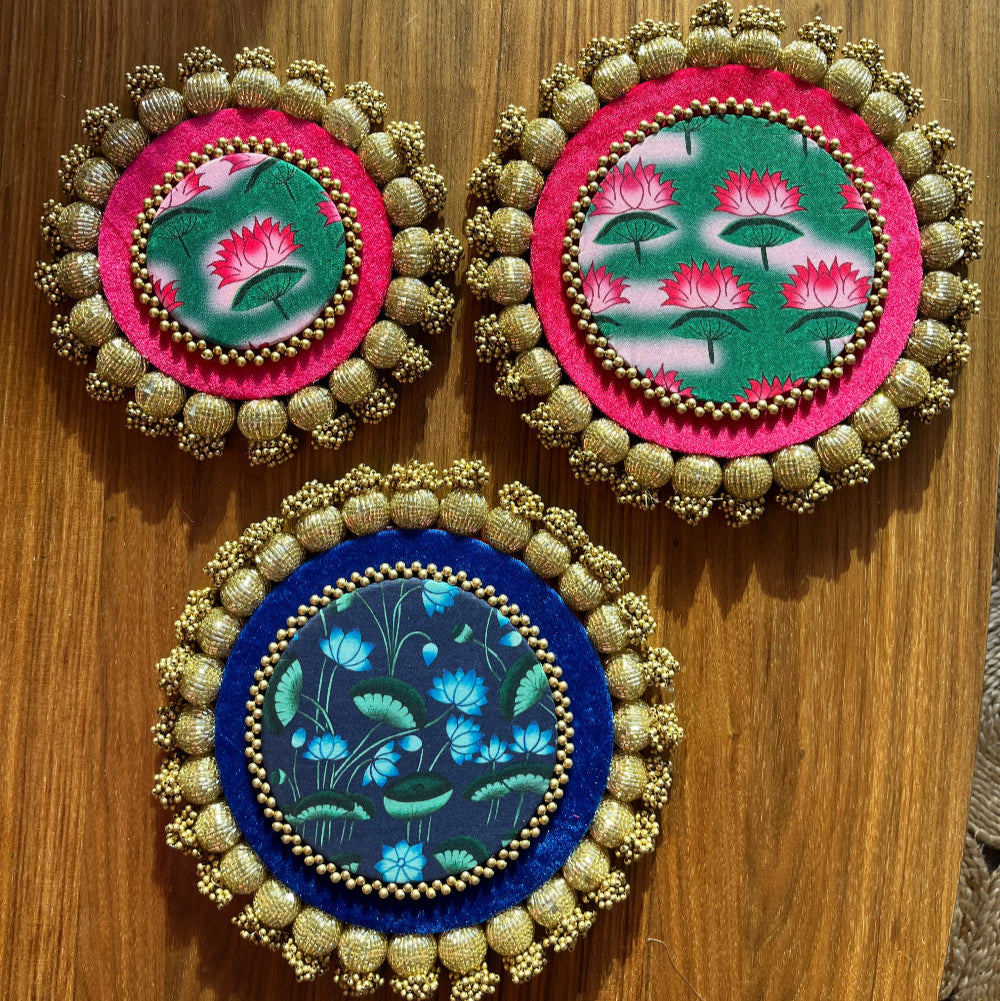 Set de 3 Napperons Ronds Réversibles - Pichwai Bleu/Rose