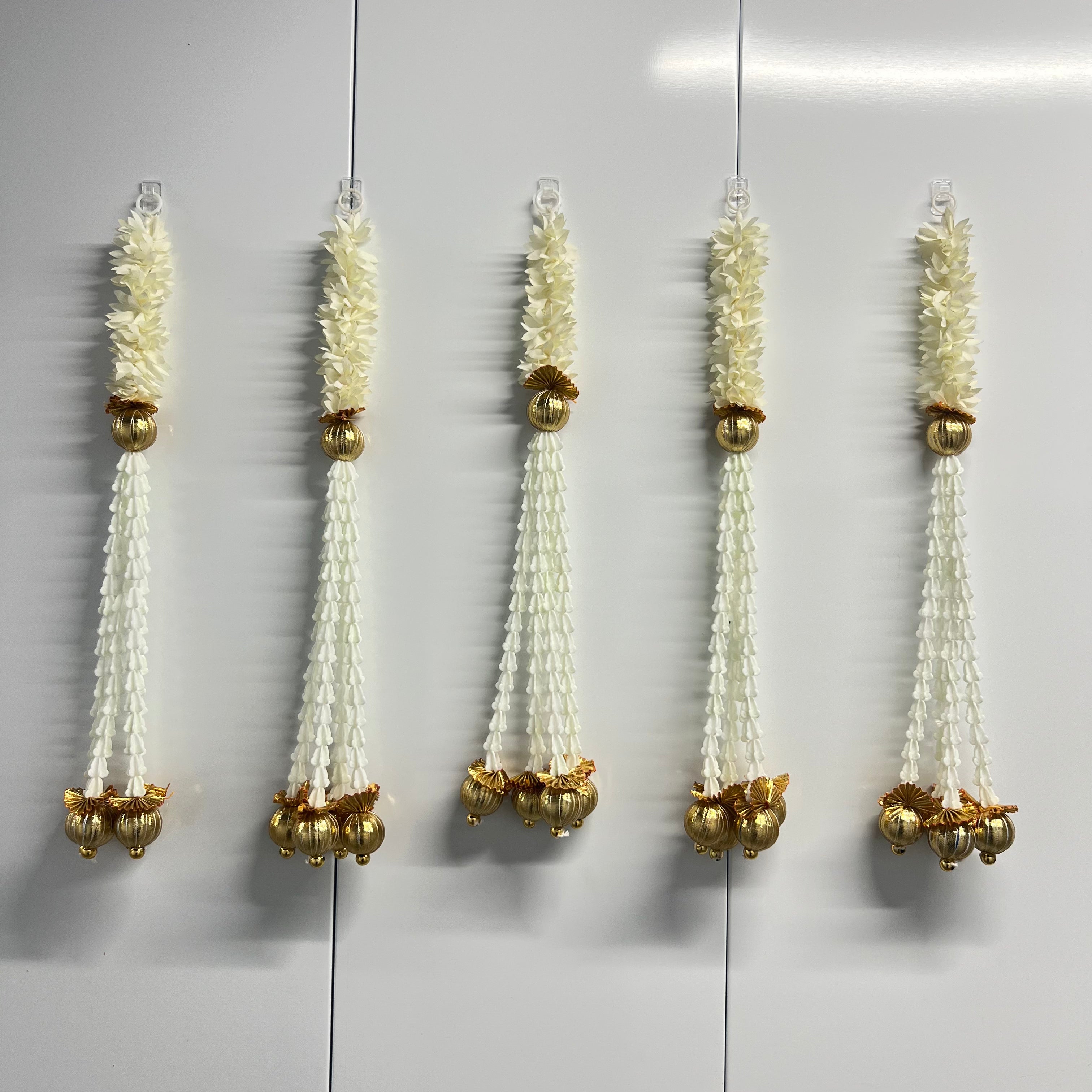 Fleur en tissu de 45,72 cm et perle pyramidale blanche à suspendre