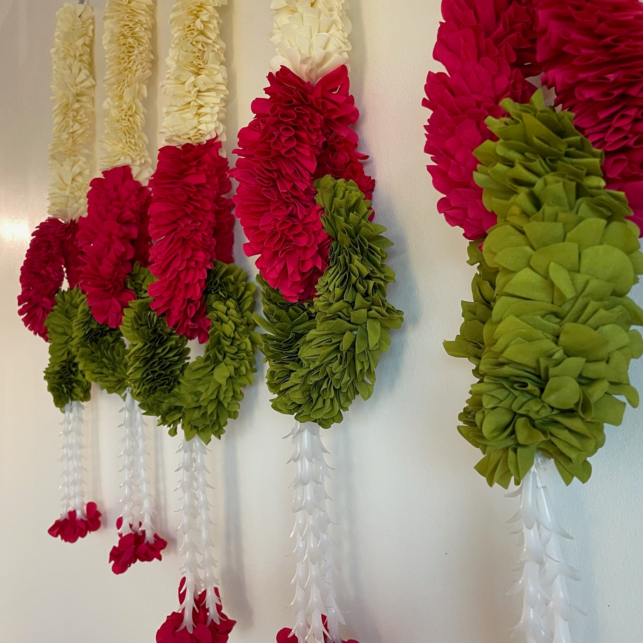 27in White with Green+Color loop Garland